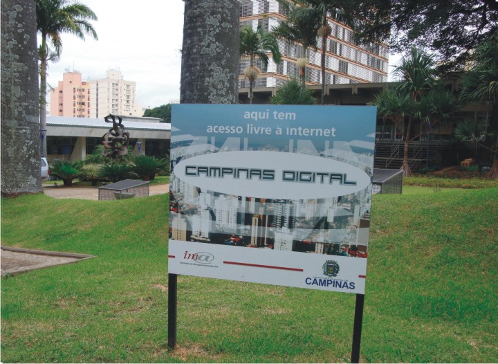 Foto da Praça em frente à Biblioteca Municipal, com placa do Campinas Digital em primeiro plano